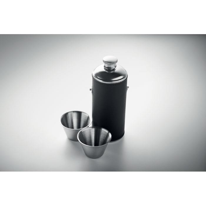 Flasche mit Schnapsbechern